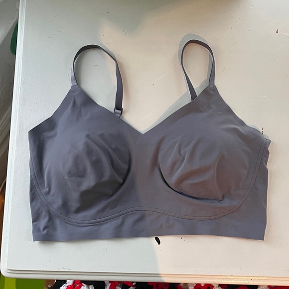 True & Co V neck & scoop neck adjustable bras, M full cup (lot of 2) - Picture 2 of 7